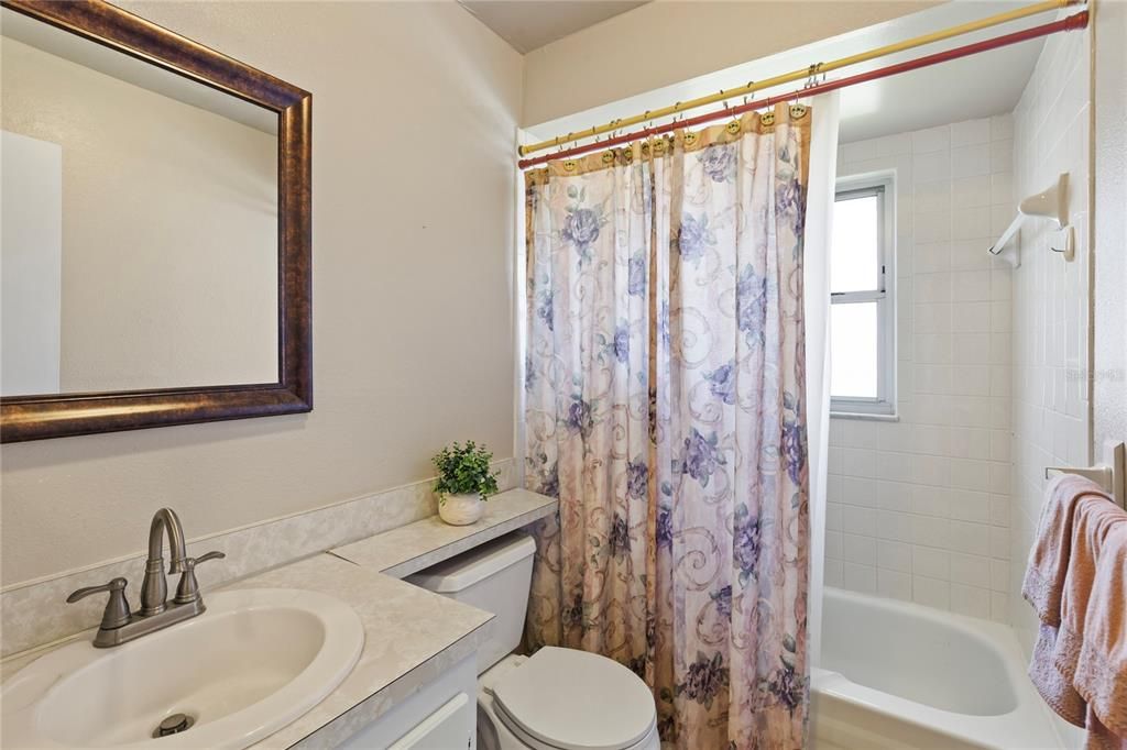 待售: $130,000 (2 贝兹, 2 浴室, 984 平方英尺)