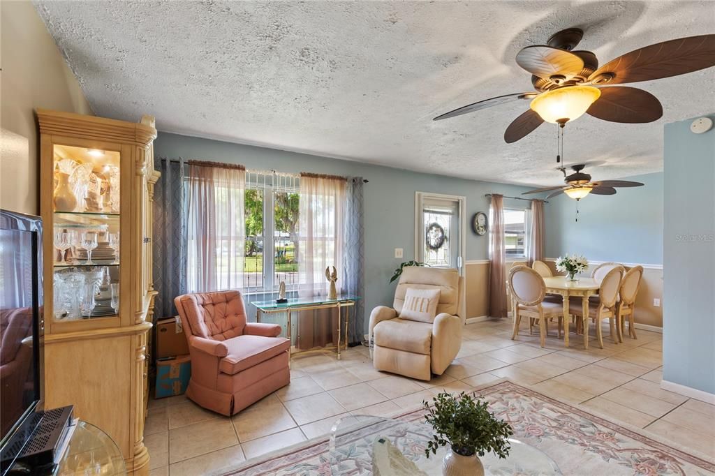 待售: $130,000 (2 贝兹, 2 浴室, 984 平方英尺)