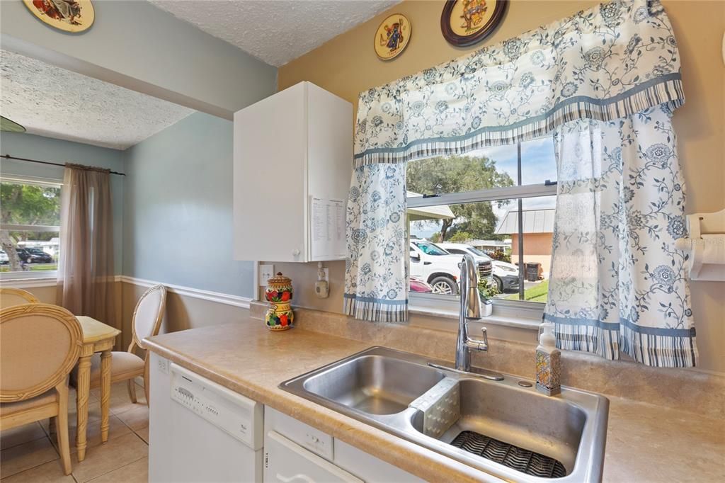 待售: $130,000 (2 贝兹, 2 浴室, 984 平方英尺)