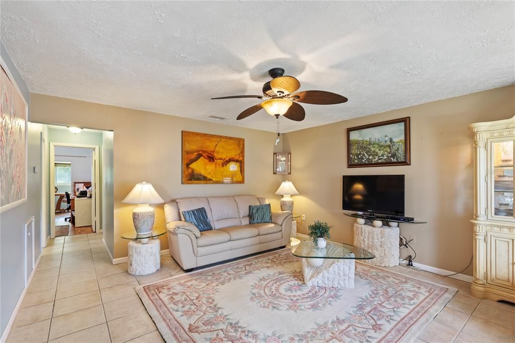 待售: $130,000 (2 贝兹, 2 浴室, 984 平方英尺)