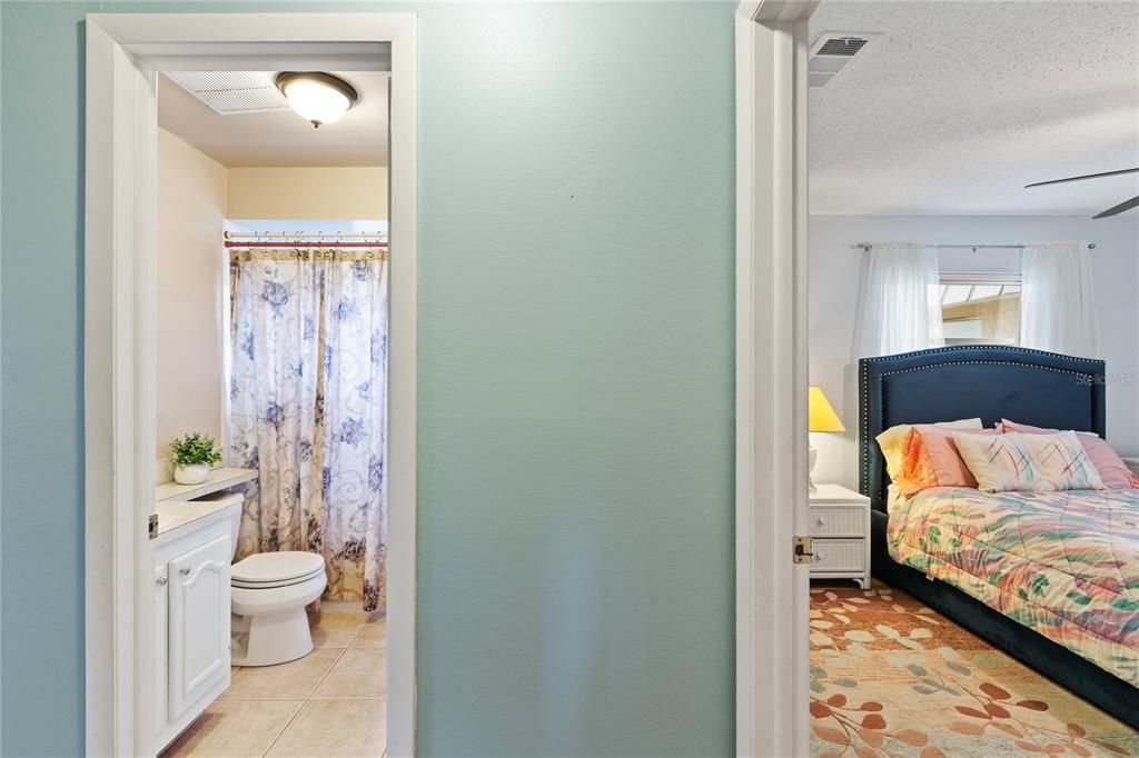 待售: $130,000 (2 贝兹, 2 浴室, 984 平方英尺)