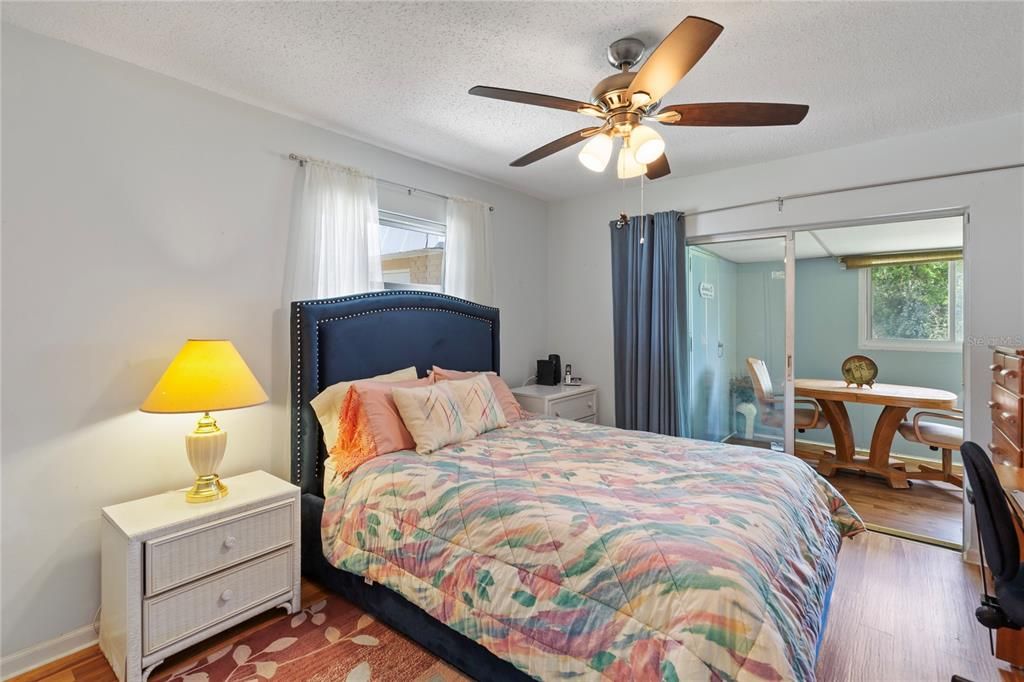 待售: $130,000 (2 贝兹, 2 浴室, 984 平方英尺)