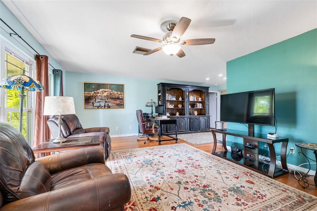 Под контрактом: $315,000 (2 спален, 2 ванн, 1294 Квадратных фут)