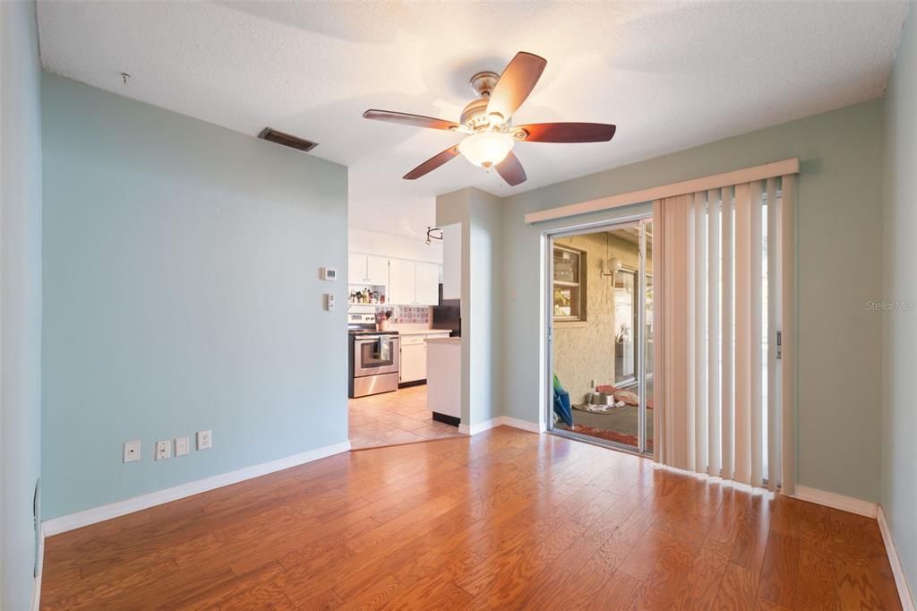 Под контрактом: $315,000 (2 спален, 2 ванн, 1294 Квадратных фут)