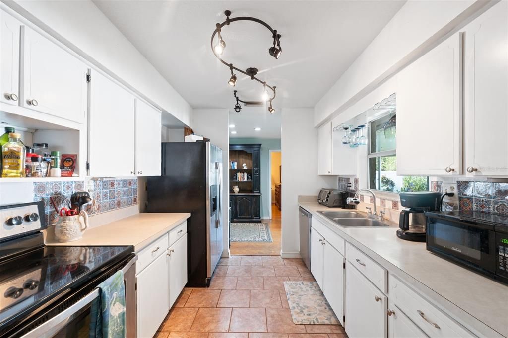 Под контрактом: $315,000 (2 спален, 2 ванн, 1294 Квадратных фут)