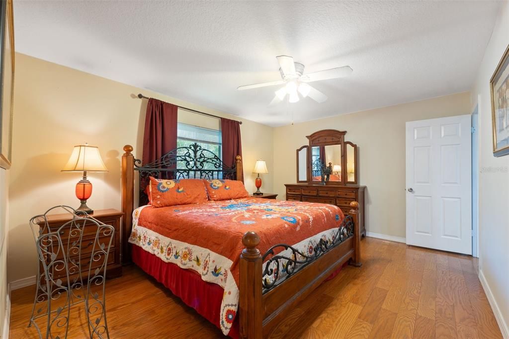 Под контрактом: $315,000 (2 спален, 2 ванн, 1294 Квадратных фут)