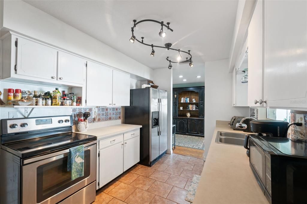 Под контрактом: $315,000 (2 спален, 2 ванн, 1294 Квадратных фут)