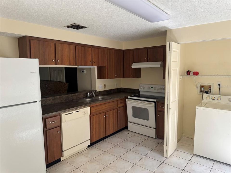 На продажу: $100,000 (2 спален, 1 ванн, 1181 Квадратных фут)