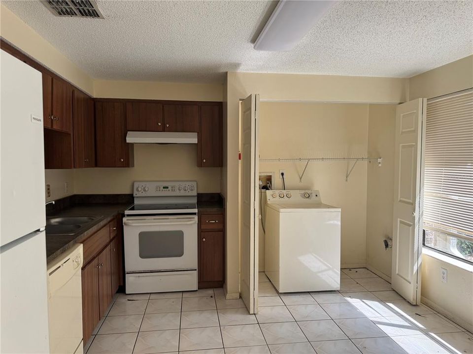 На продажу: $100,000 (2 спален, 1 ванн, 1181 Квадратных фут)