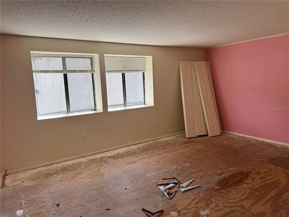 На продажу: $100,000 (2 спален, 1 ванн, 1181 Квадратных фут)