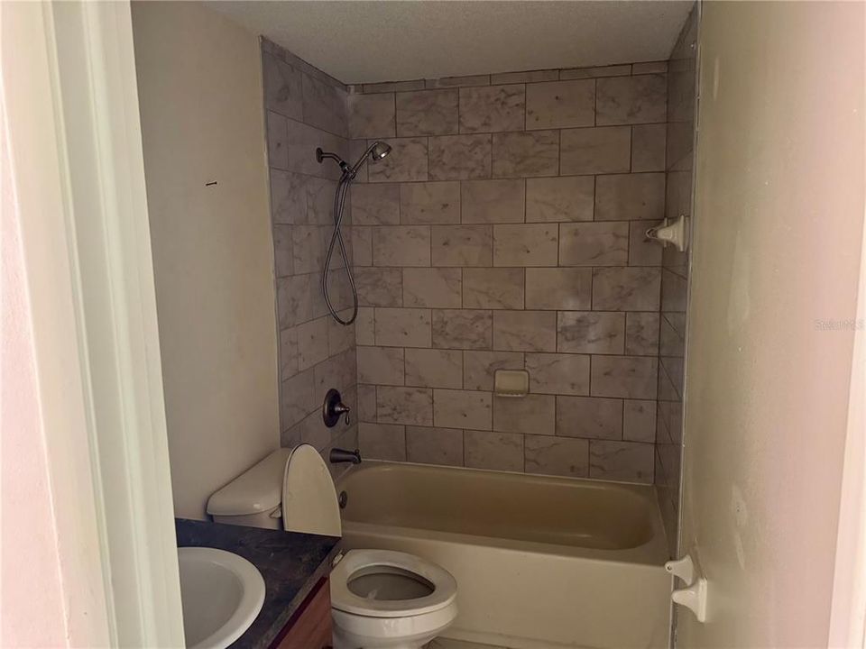 На продажу: $100,000 (2 спален, 1 ванн, 1181 Квадратных фут)