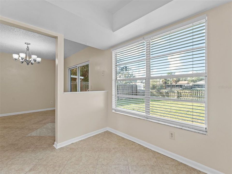 Под контрактом: $320,000 (3 спален, 2 ванн, 1349 Квадратных фут)