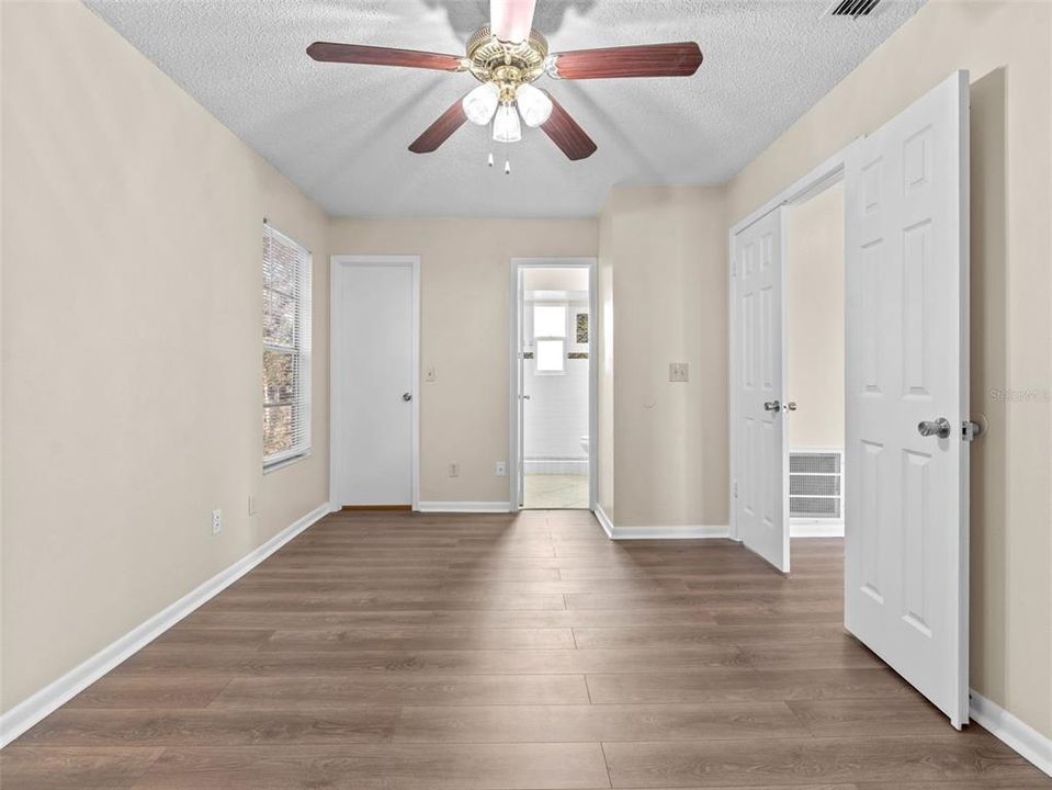 Под контрактом: $320,000 (3 спален, 2 ванн, 1349 Квадратных фут)