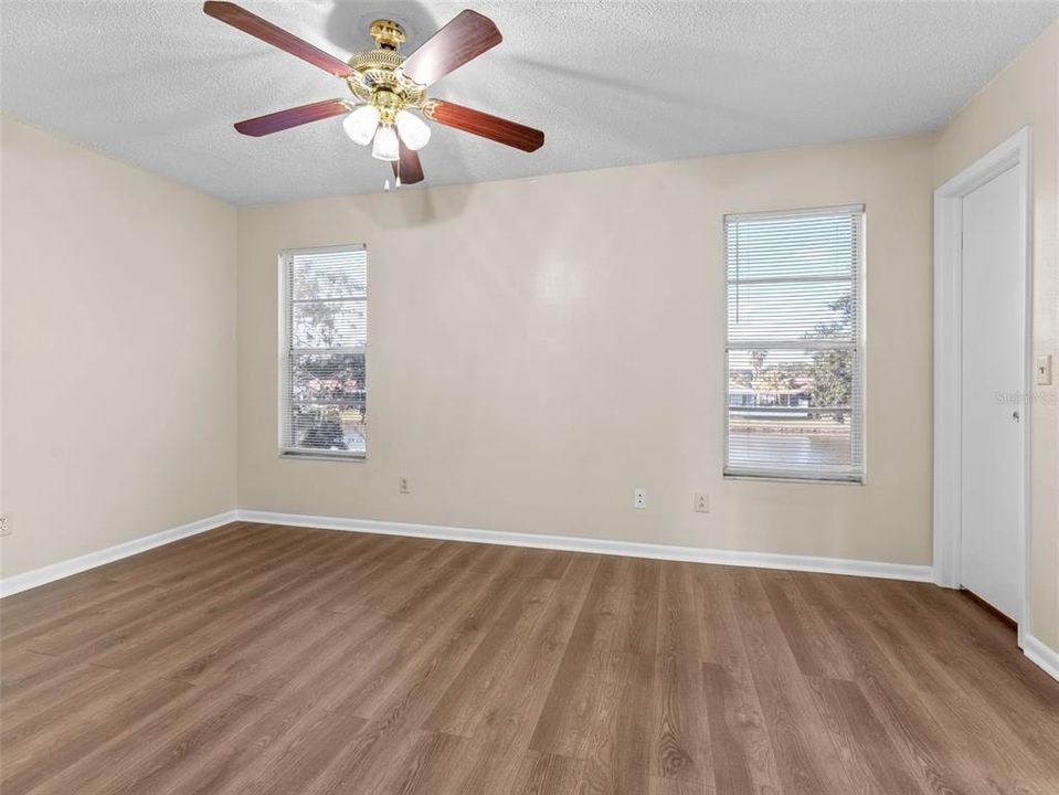 Под контрактом: $320,000 (3 спален, 2 ванн, 1349 Квадратных фут)