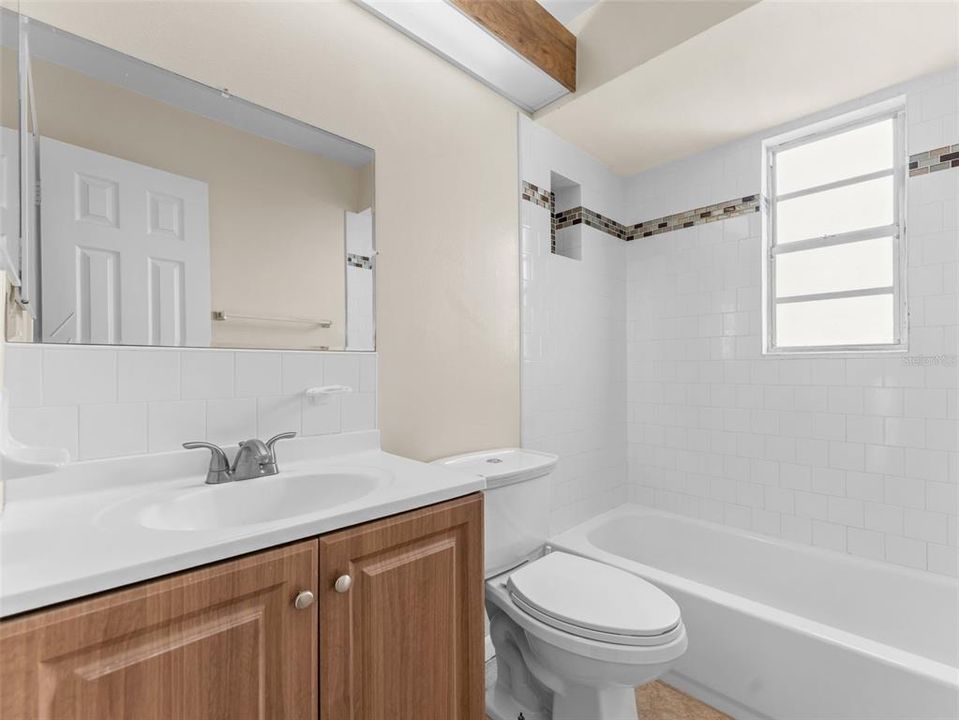 Под контрактом: $320,000 (3 спален, 2 ванн, 1349 Квадратных фут)