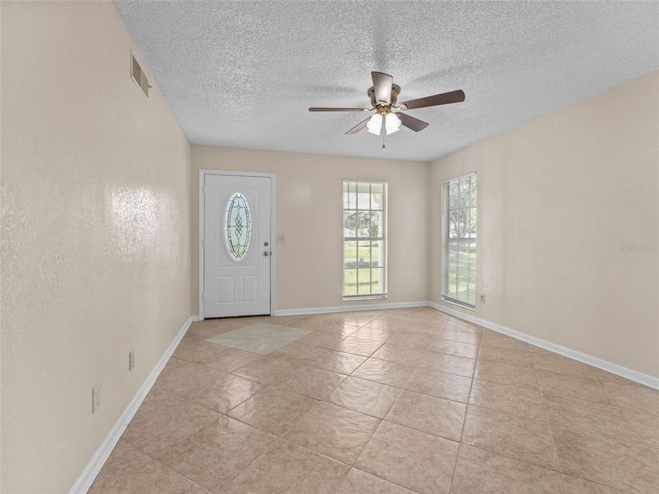 Под контрактом: $320,000 (3 спален, 2 ванн, 1349 Квадратных фут)