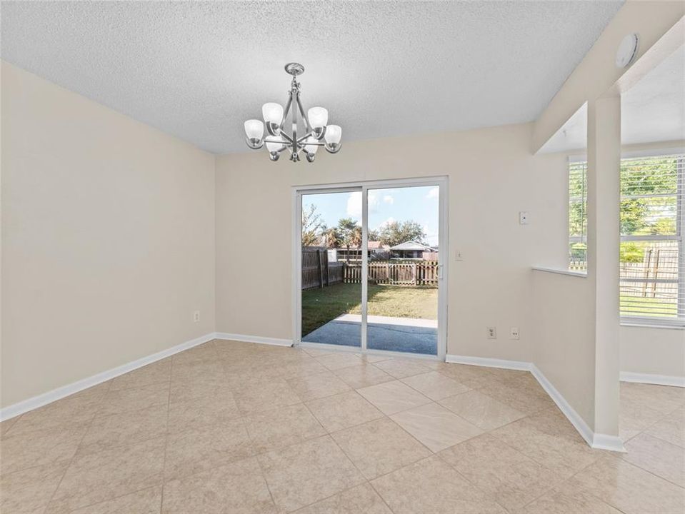 Под контрактом: $320,000 (3 спален, 2 ванн, 1349 Квадратных фут)