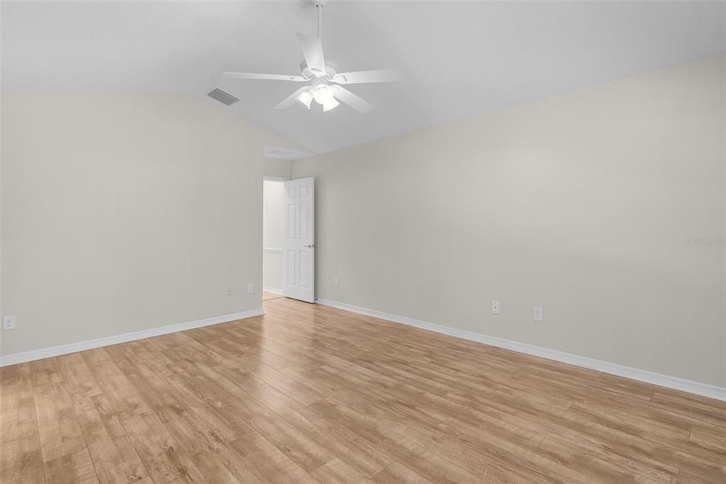 Activo con contrato: $350,000 (3 camas, 2 baños, 1501 Pies cuadrados)