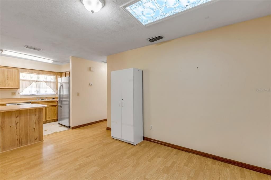 For Sale: $215,000 (2 beds, 2 baths, 1113 Square Feet)