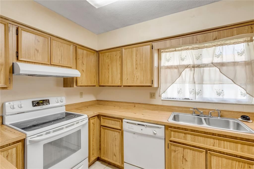 For Sale: $215,000 (2 beds, 2 baths, 1113 Square Feet)