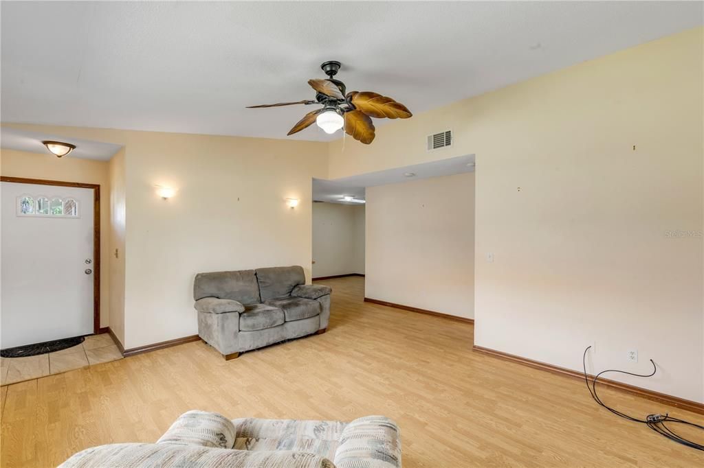 For Sale: $215,000 (2 beds, 2 baths, 1113 Square Feet)