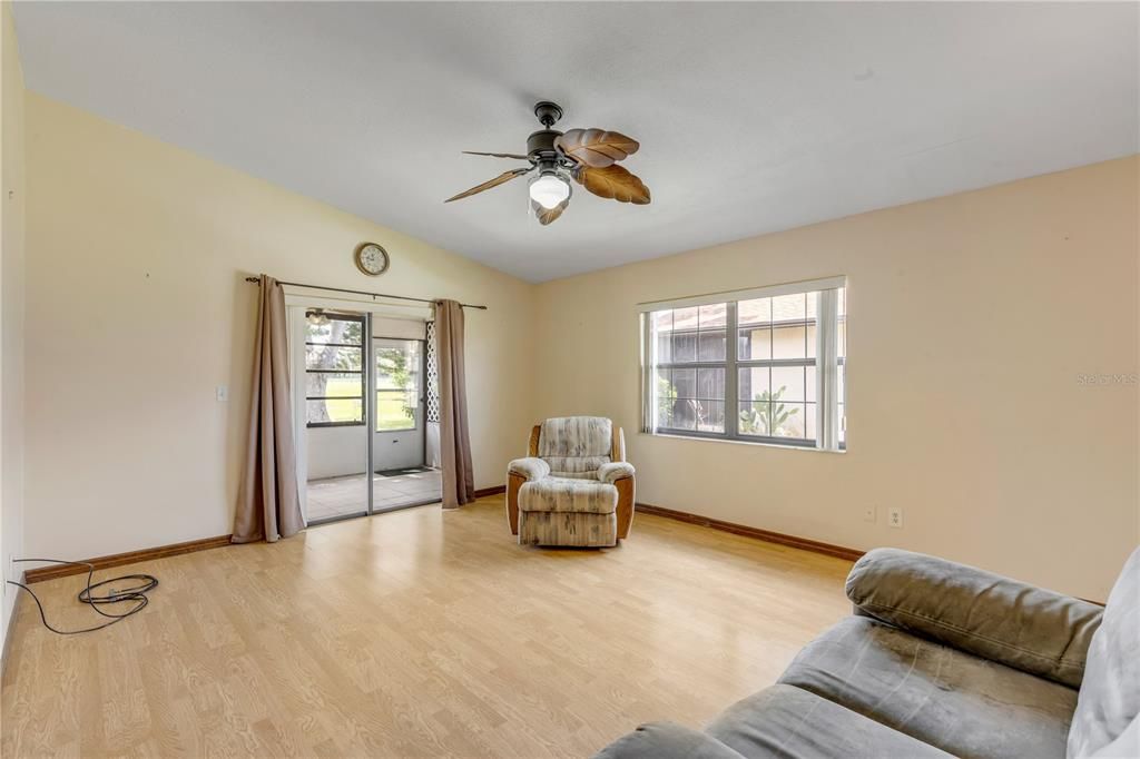 For Sale: $215,000 (2 beds, 2 baths, 1113 Square Feet)