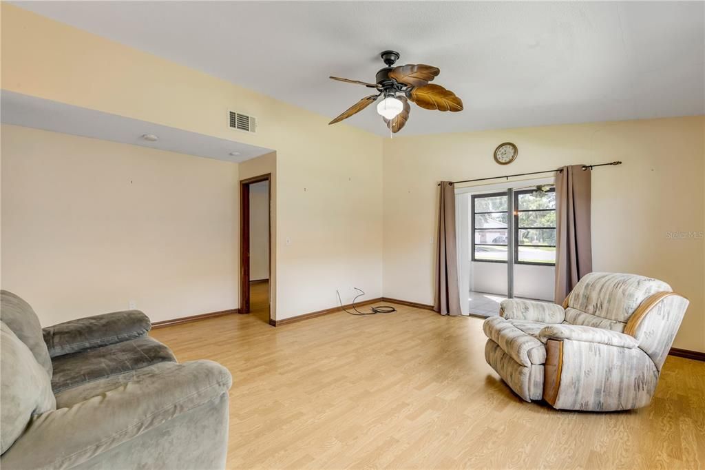 For Sale: $215,000 (2 beds, 2 baths, 1113 Square Feet)