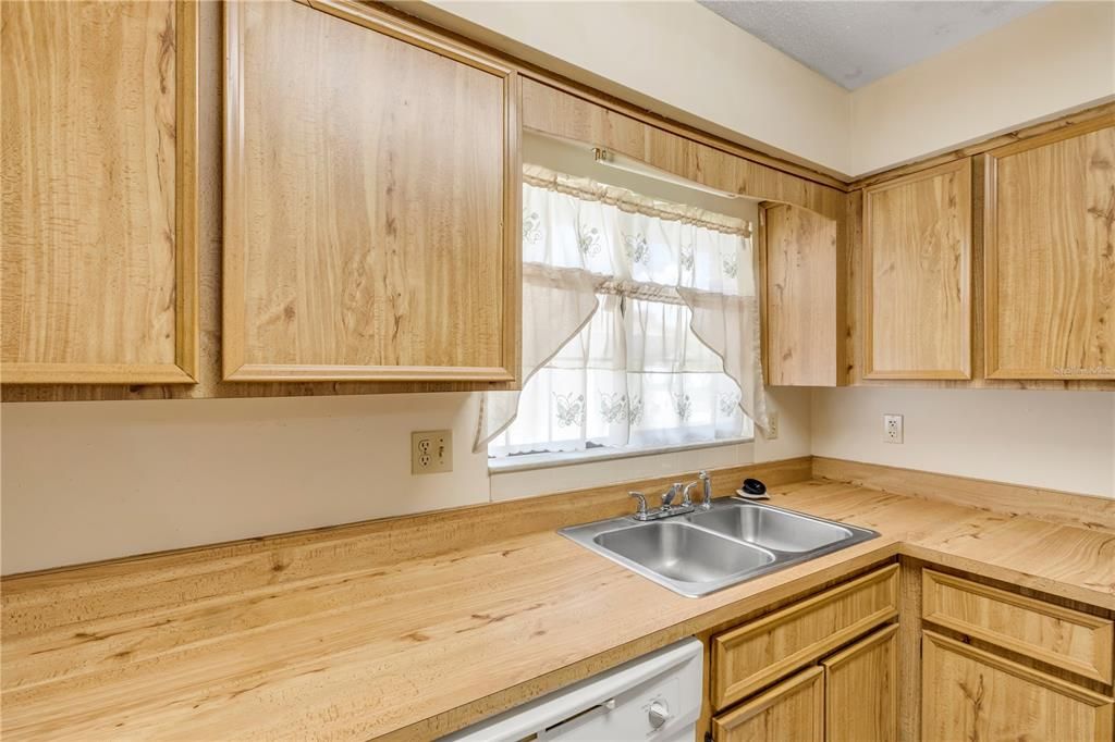 For Sale: $215,000 (2 beds, 2 baths, 1113 Square Feet)