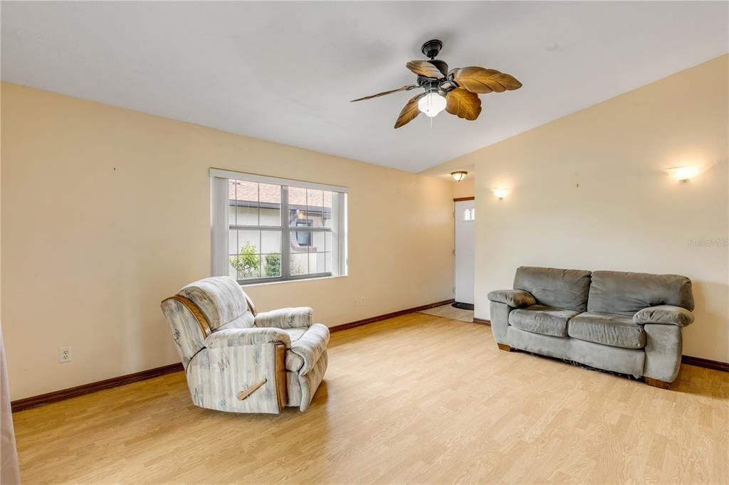 For Sale: $215,000 (2 beds, 2 baths, 1113 Square Feet)