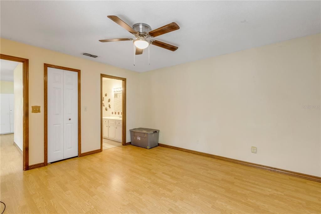 For Sale: $215,000 (2 beds, 2 baths, 1113 Square Feet)