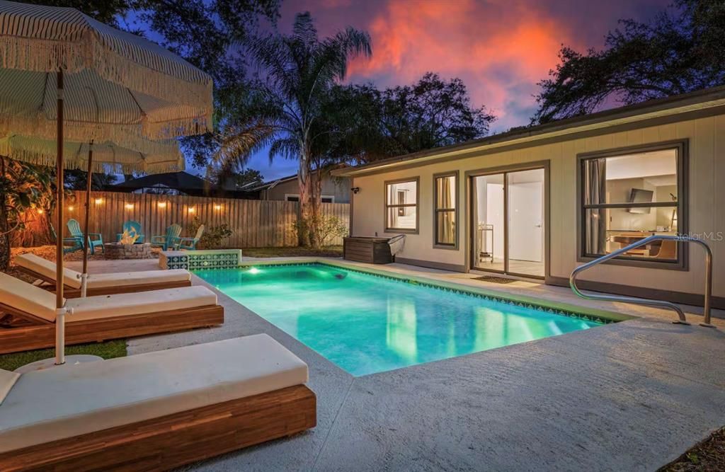 合同活跃: $689,000 (4 贝兹, 2 浴室, 1928 平方英尺)