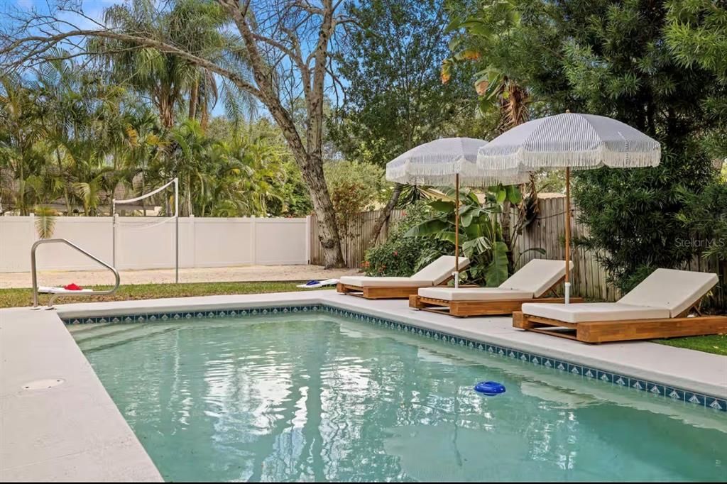 合同活跃: $689,000 (4 贝兹, 2 浴室, 1928 平方英尺)