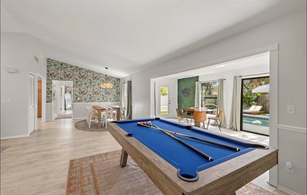 合同活跃: $689,000 (4 贝兹, 2 浴室, 1928 平方英尺)