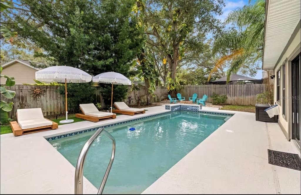 合同活跃: $689,000 (4 贝兹, 2 浴室, 1928 平方英尺)