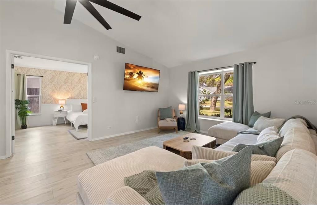 合同活跃: $689,000 (4 贝兹, 2 浴室, 1928 平方英尺)