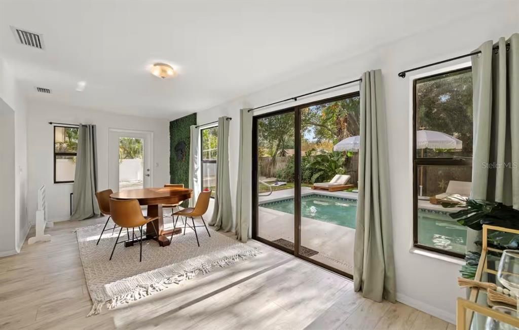 合同活跃: $689,000 (4 贝兹, 2 浴室, 1928 平方英尺)