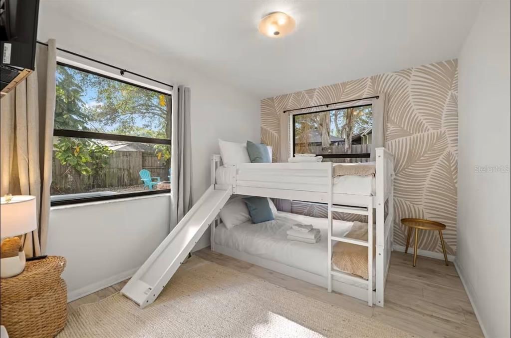 合同活跃: $689,000 (4 贝兹, 2 浴室, 1928 平方英尺)