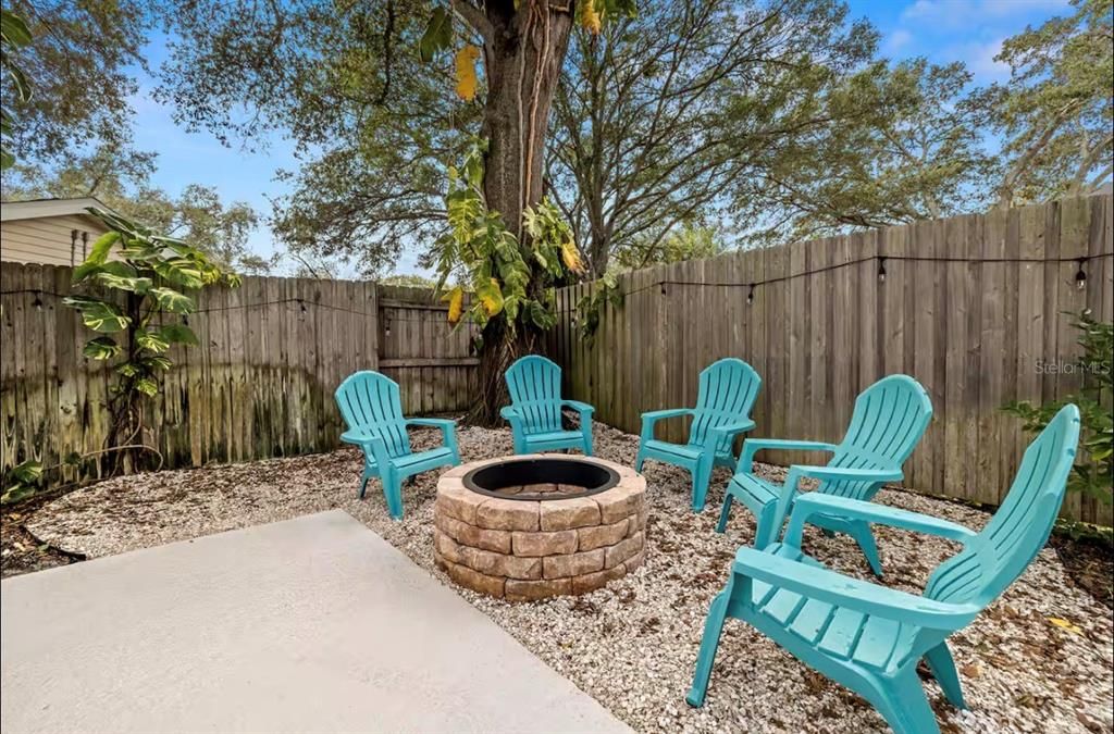 合同活跃: $689,000 (4 贝兹, 2 浴室, 1928 平方英尺)