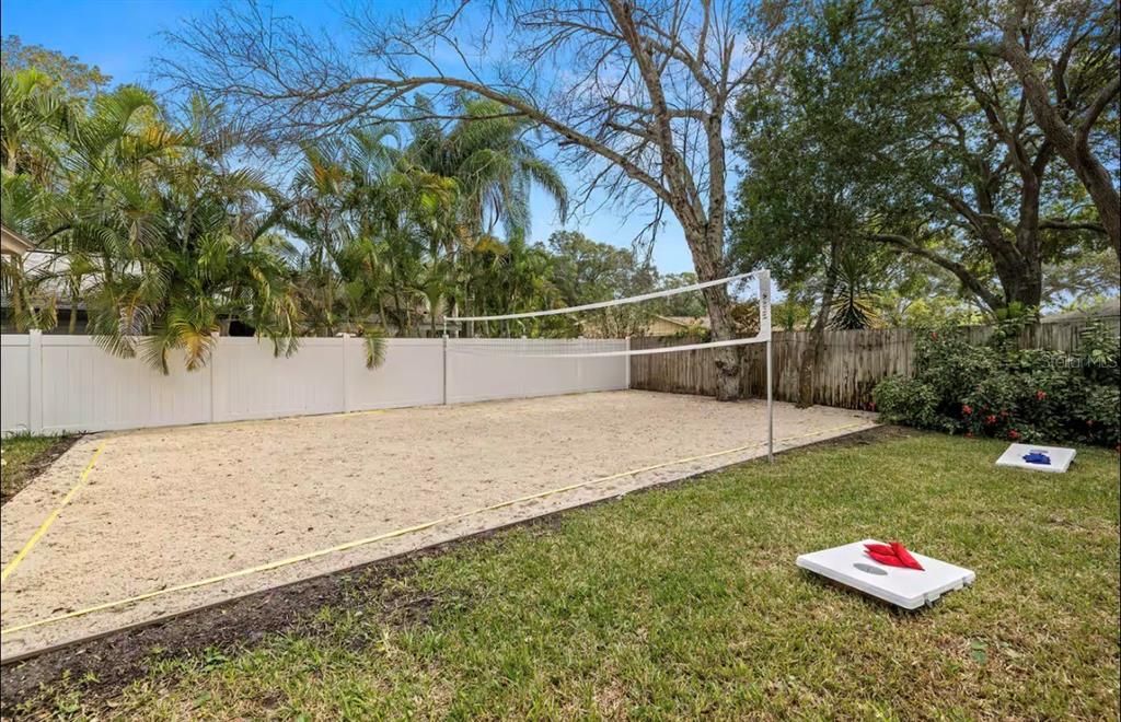 合同活跃: $689,000 (4 贝兹, 2 浴室, 1928 平方英尺)