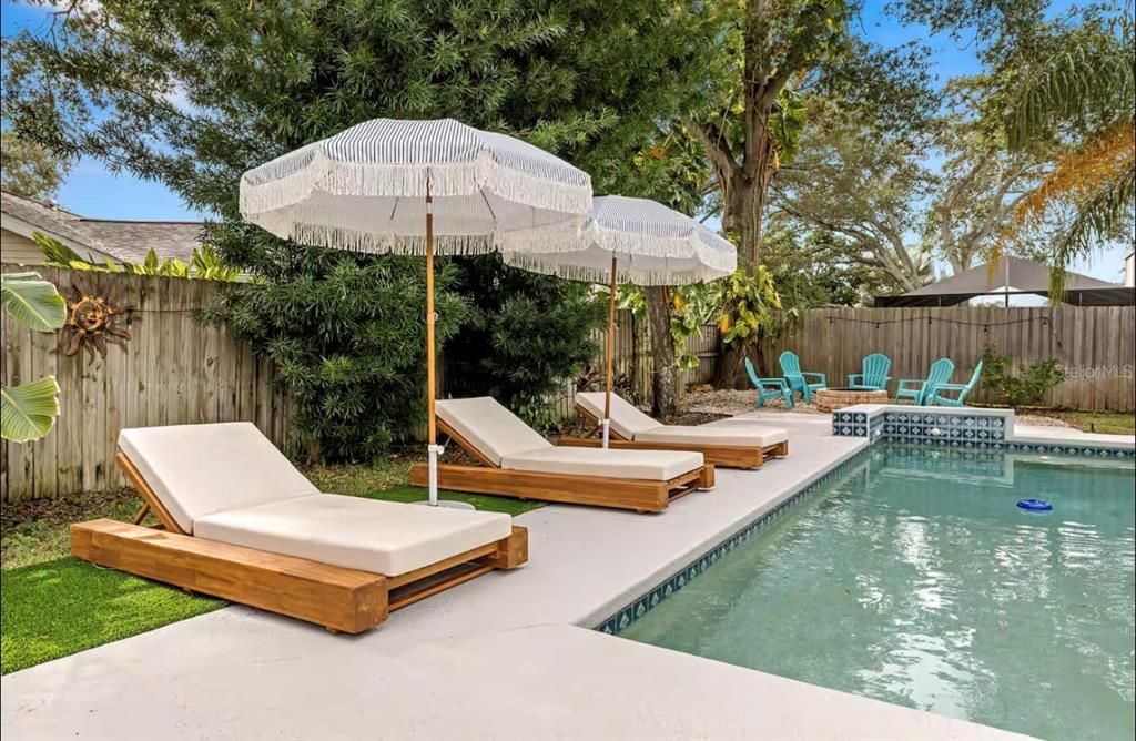 合同活跃: $689,000 (4 贝兹, 2 浴室, 1928 平方英尺)