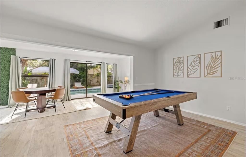 合同活跃: $689,000 (4 贝兹, 2 浴室, 1928 平方英尺)