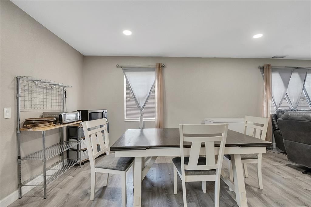 Activo con contrato: $329,000 (3 camas, 1 baños, 1455 Pies cuadrados)