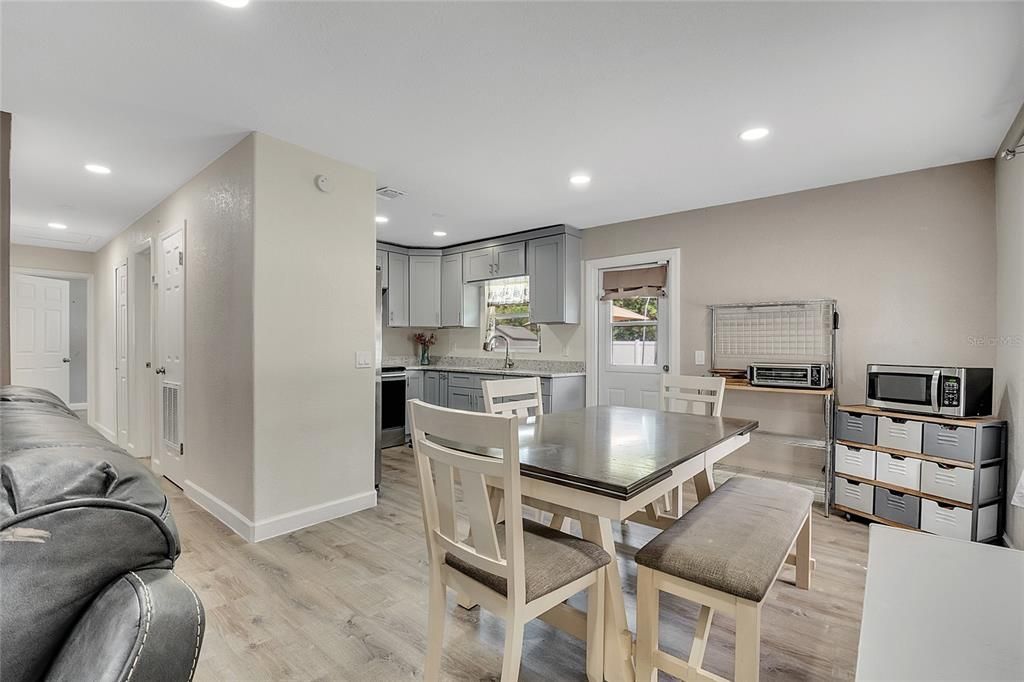 Activo con contrato: $329,000 (3 camas, 1 baños, 1455 Pies cuadrados)