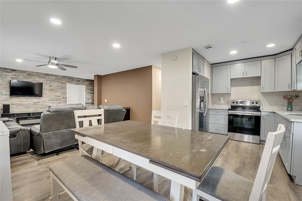 Activo con contrato: $329,000 (3 camas, 1 baños, 1455 Pies cuadrados)