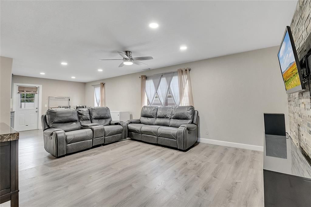 Activo con contrato: $329,000 (3 camas, 1 baños, 1455 Pies cuadrados)