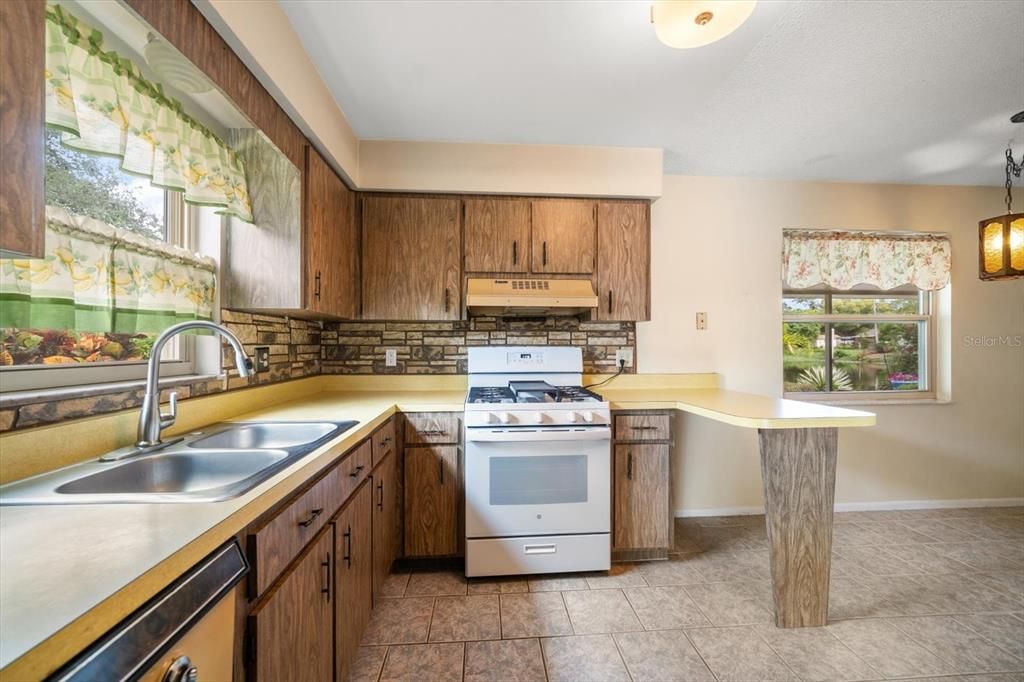 Active With Contract: $408,000 (3 beds, 2 baths, 1681 Square Feet)