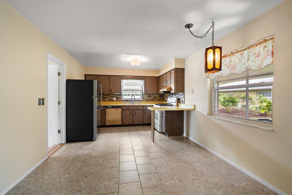 Active With Contract: $408,000 (3 beds, 2 baths, 1681 Square Feet)