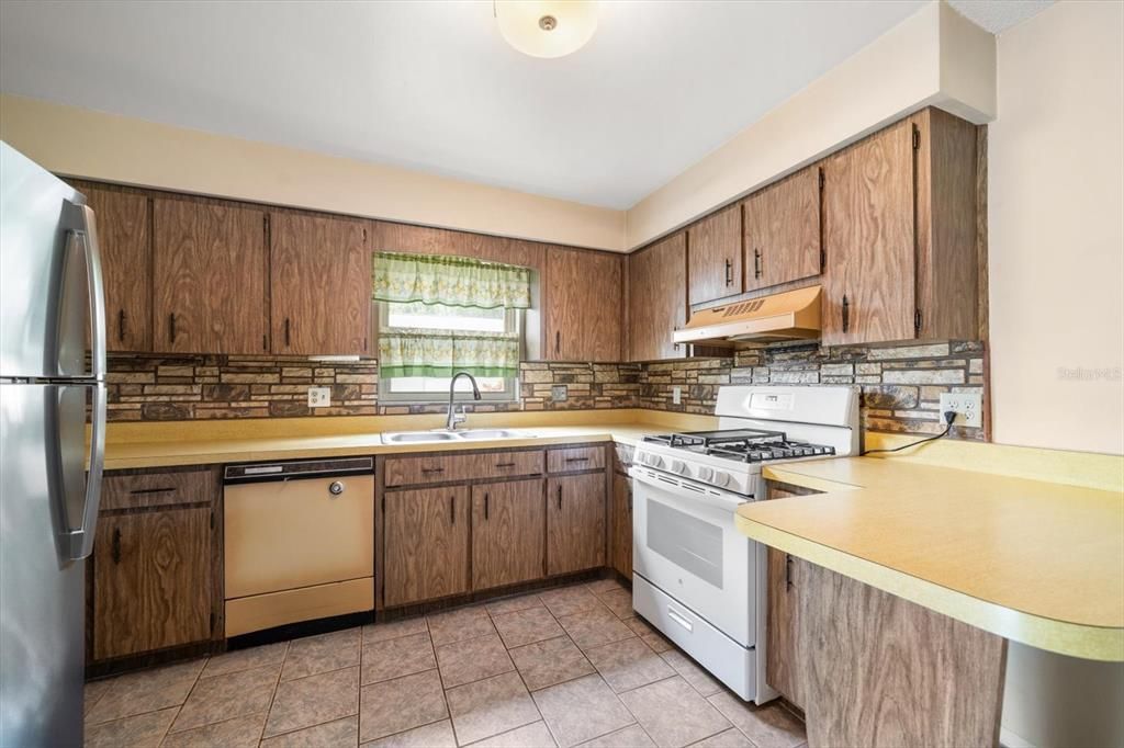 Active With Contract: $408,000 (3 beds, 2 baths, 1681 Square Feet)