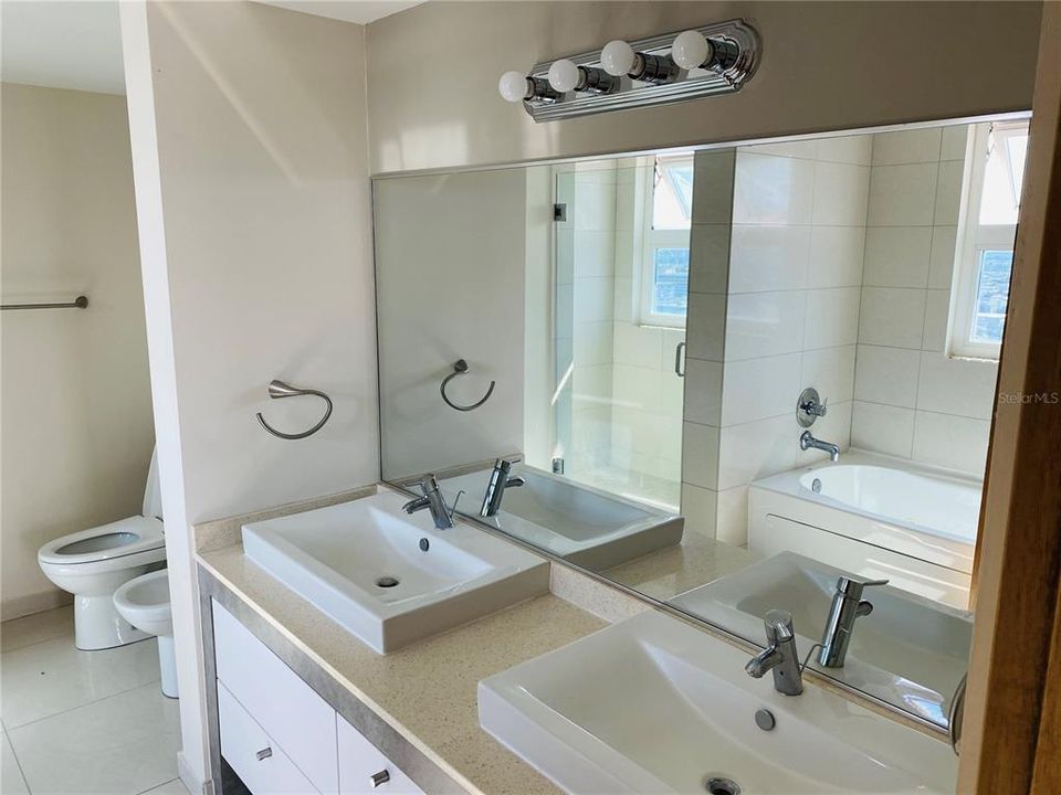 Activo con contrato: $670,000 (3 camas, 2 baños, 1781 Pies cuadrados)