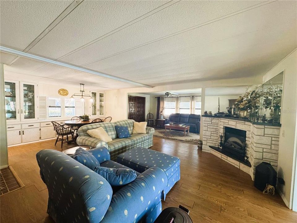 待售: $239,000 (3 贝兹, 2 浴室, 1936 平方英尺)